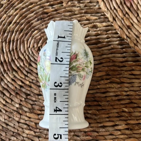 Aynsley (England) Bone China Wild Tudor Vase - Picture 7 of 9